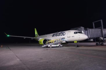 Air Balticin ensilennon kone Oulun lentoasemalla. Kuva: Finavia