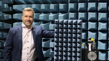 Tutkimusjohtaja Hannu Nikurautio testikeskuksessa. Kuva: Oulun yliopisto.