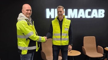 Logentin liiketoimintajohtaja Janne Marttila (vas.) ja Helmacabin operatiivinen johtaja Jouko Paalanen. Kuva: Logent