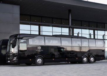 Yhtiön uusi Mercedes-Benz Tourismo XL Coach saapui asiakkaiden käyttöön vappuviikolla. Kuva: Helsinki Limo