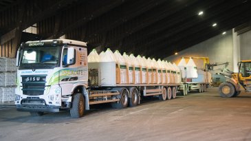 KWH Logistics testaa Sisun täyssähkörekkaa satamassa