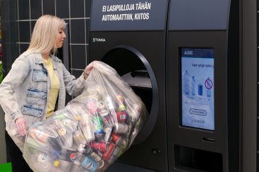 Tomran palautusautomaatti nielaisee kerralla säkillisen tölkkejä ja muovipulloja. Kuva: Tomra