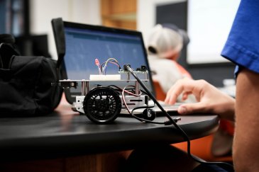 Tullilaboratorio sai robotteja huumeiden ja lääkkeiden rikostutkintaan