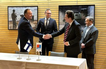 Allekirjoitustilaisuudessa Valmet Automotiven toimitusjohtaja Pasi Rannus (vas.), työministeri Matias Marttinen (kok), Tomi Gardemaister, Sisu Auton toimitusjohtaja ja Timo Korhonen, Sisu Auton hallituksen puheenjohtaja. Kuva: Oy Sisu Auto Ab