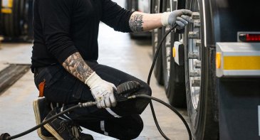 Joka toinen suomalaiskuljettaja tarkistaa rengaspaineet liian harvoin
