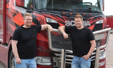 Trans Härmää vetävät veljekset Matias (vas:) ja Anssi Valkonen. Kuva: Heini Polamo