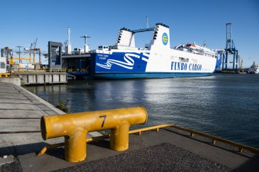 Jopa kolme kertaa päivässä Vuosaaren satamassa vieraileva Finbo Cargo hyötyy Telakan väylän käytöstä. Kuva: Veikko Somerpuro