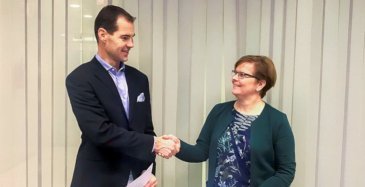 Blom Kartta Oy:n toimitusjohtaja Peter Mero ja Liikenneviraston projektipäällikkö Heidi Mäenpää allekirjoittivat sopimuksen.