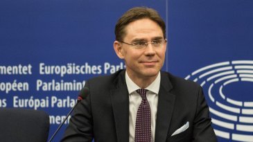 Komissaari Katainen haluaa lopun merten roskaamiselle