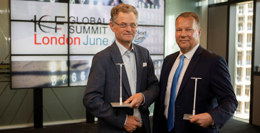 LuxTurrim 5G-hanketta vetävä Nokian johtaja Juha Salmelin ja Espoon kaupunginjohtaja Jukka Mäkelä vastaanottivat maailman älykaupunki -palkinnon Lontoossa vuonna 2018.