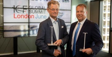 LuxTurrim 5G-hanketta vetävä Nokian johtaja Juha Salmelin ja Espoon kaupunginjohtaja Jukka Mäkelä vastaanottivat arvokkaan tunnustuspalkinnon Lontoossa. 