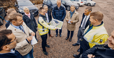 NREP:n Marko Määttä esittelee uuden logistiikkakeskuksen piirustuksia Dachserin ja Keravan edustajille. Paikalla ovat muun muassa Keravan kaupunkisuunnittelujohtaja Tiina Hartman (vasemmalla) sekä Dachserin COO Michael Schilling (takana keskellä).