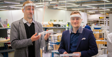 Kuvassa Screentecin teknologiajohtaja Mikko Paakkolanvaara ja toimitusjohtaja Antti Tauriainen yhtiön tuotantotiloissa Oulussa.