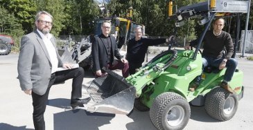 TTY:llä osataan tekoälyn teollisuussovellukset. MIDAS-projektissa mukana olevat professorit Vilkko, Huttunen, Ritala ja Ghabcheloo TTY:n autonomisten työkoneiden äärellä.