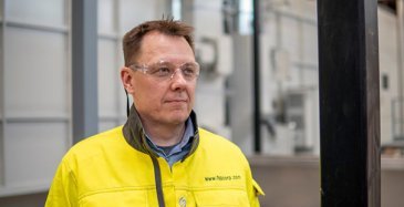 FSP:n toimialajohtaja Juha Granholm yhtiön uudella maalauslinjalla Raisiossa.