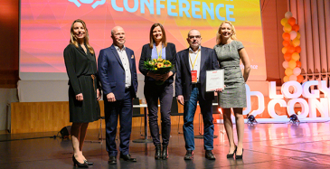 Kuvassa vasemmalla Anna Aminoff, LOGYn palkintovaliokunnan puheenjohtaja, Markku Henttinen, LOGYn toimitusjohtaja, Espoon kaupungin hankintajohtaja Ari Erkinharju sekä kehittämispäällikkö Veera Lavikkala ja LOGY Conferencen juontaja Taru Lindeman.