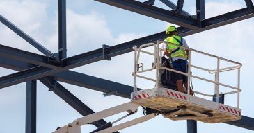 Tarkastuksia kohdennettiin kuljetuksen ja rakentamisen toimialoille sekä autokorjaamoihin, ja työvälineistä autonostimiin, kuormausnostureihin sekä henkilönostimiin. 