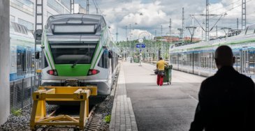 Pääkaupunkiseudun lähiliikenteessä DAS:in on tarkoitus olla käytössä kesällä, kun siirrytään VR:n voittaman, uuden HSL-sopimuskauden mukaiseen liikenteeseen. 