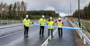 Kuvassa tien luovutus liikenteelle kasitiellä. Kuvassa: Risto Rauva, työnjohtaja, Destia, Timo Niemi, työmaapäällikkö, Destia, Eetu Väisänen, projektijohtaja, Destia ja Kari Partiainen, projektipäällikkö, Väylävirasto.