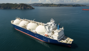 LNG-tankkeri ankkurissa.