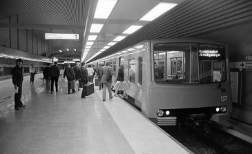 Matkustajia nousemassa metrojunaan Hakaniemen metroasemalla 1982.