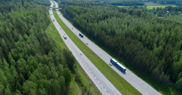 Noin 86 prosenttia Suomen tavaravirroista kulkee maanteitse. Maantiekuljetusten osuus Suomen kokonaispäästöistä on noin seitsemän prosenttia.