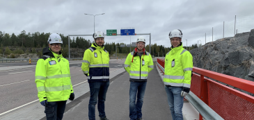 Soramäen eritasoliittymän sillalla syksyllä 2020 vasemmalta Pekka Nissinen Destialta, Timo Takala Skanskasta sekä Juha-Pekka Hämäläinen ja Janne Wikström Väylävirastosta.