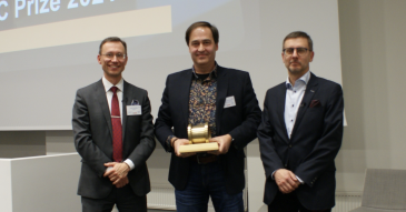 Brighthouse Intelligencen toimitusjohtaja Markku Sahlström vastaanotti DIMECC Prize -palkinnon 17.11. Tampereella. Vuosipalkinnon jakoi DIMECCin toimitusjohtaja Harri Kulmala yhtiön 14. vuosiseminaarissa. Teollisuuden vihreään digisiirtymään keskittynyt seminaari järjestettiin yhdessä Business Finlandin kanssa Kalmarin tiloissa Tampereen Ruskossa.