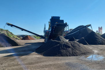 Seulonta poistaa epäpuhtaudet ja varmistaa oikean raekoon. Lopputuotteena syntyy uusiohiekkaa eri alan toimijoiden tarpeisiin. Kuva: Kreate Oy