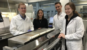 Uusia materiaaleja valmistetaan ALD-reaktorissa. Kuvassa tutkimusryhmän jäsenet vasemmalta alkaen Georgi Popov, Marianna Kemell, Alexander Weiss ja Mariia Terletskaia.