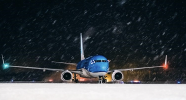 KLM:n ensilento Amsterdamista saapui Rovaniemen lentoasemalle talvisessa säässä.