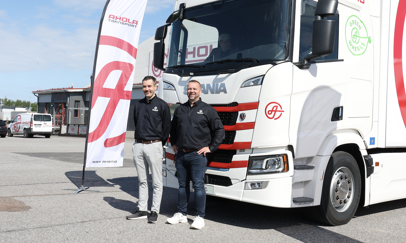 Jimmy Ahola, Åke Nyblom