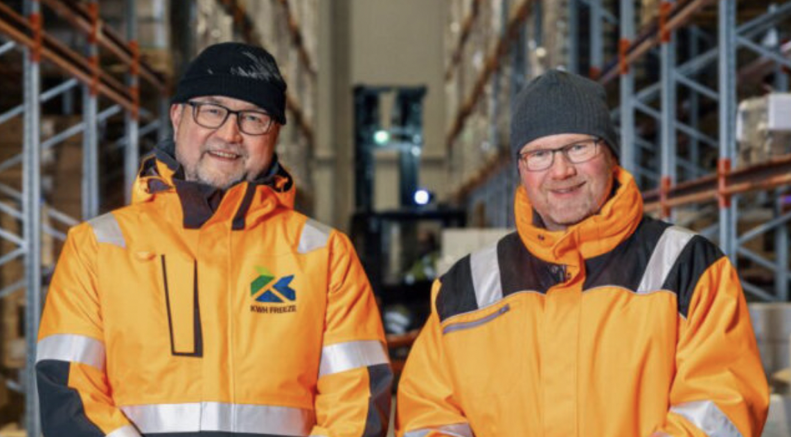 Pitkäaikainen toimitusjohtaja Peter Lång (vas.) ja uudeksi toimitusjohtajaksi valittu Mika Halvorsen (oik.).