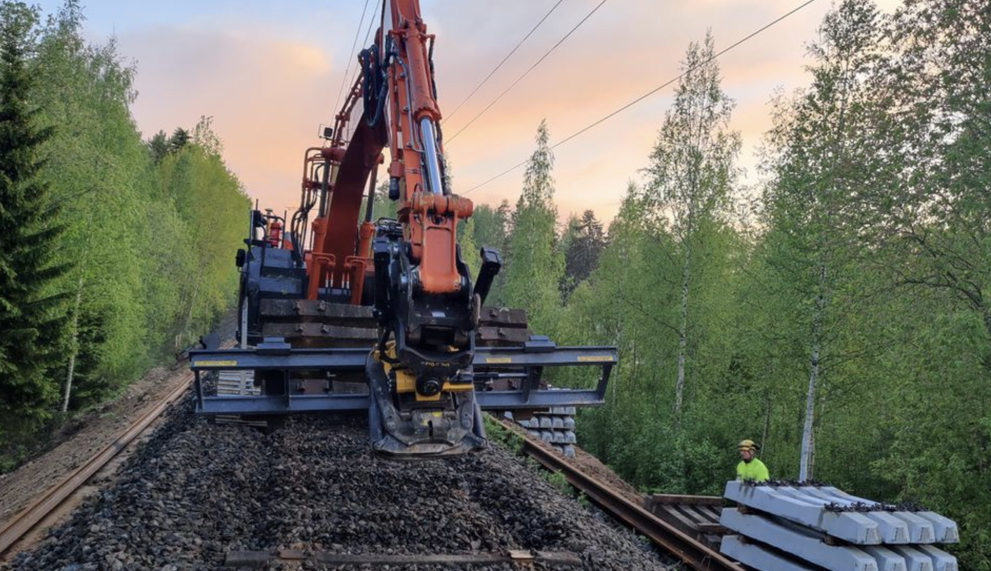Kuva Destian urakoimalta radan päällysrakenneurakalta Lievestuoreen ja Hankasalmen välillä.