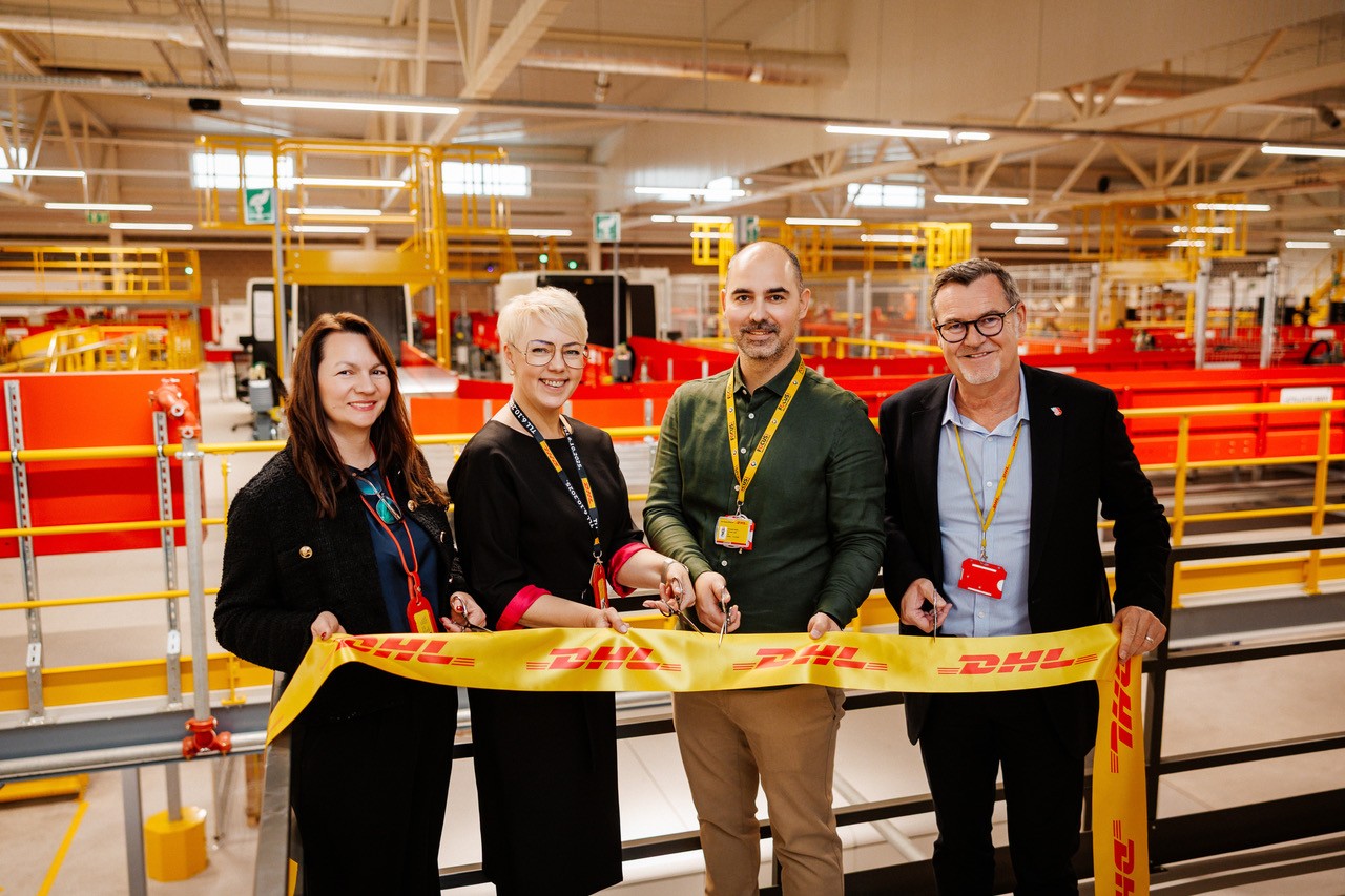 DHL Expressin Tallinnan uuden logistiikkakeskuksen avajaisia juhlittiin 30. lokakuuta 2025. Kuvassa vasemmalta oikealle: Helen Saksniit, talousjohtaja DHL Express Viro; Kristina Laaneots, toimitusjohtaja DHL Express Viro; Lubomir Jandl, Greenfield Estonia -projektipäällikkö; Geoff Walsh, toimitusjohtaja DHL Express CEU.