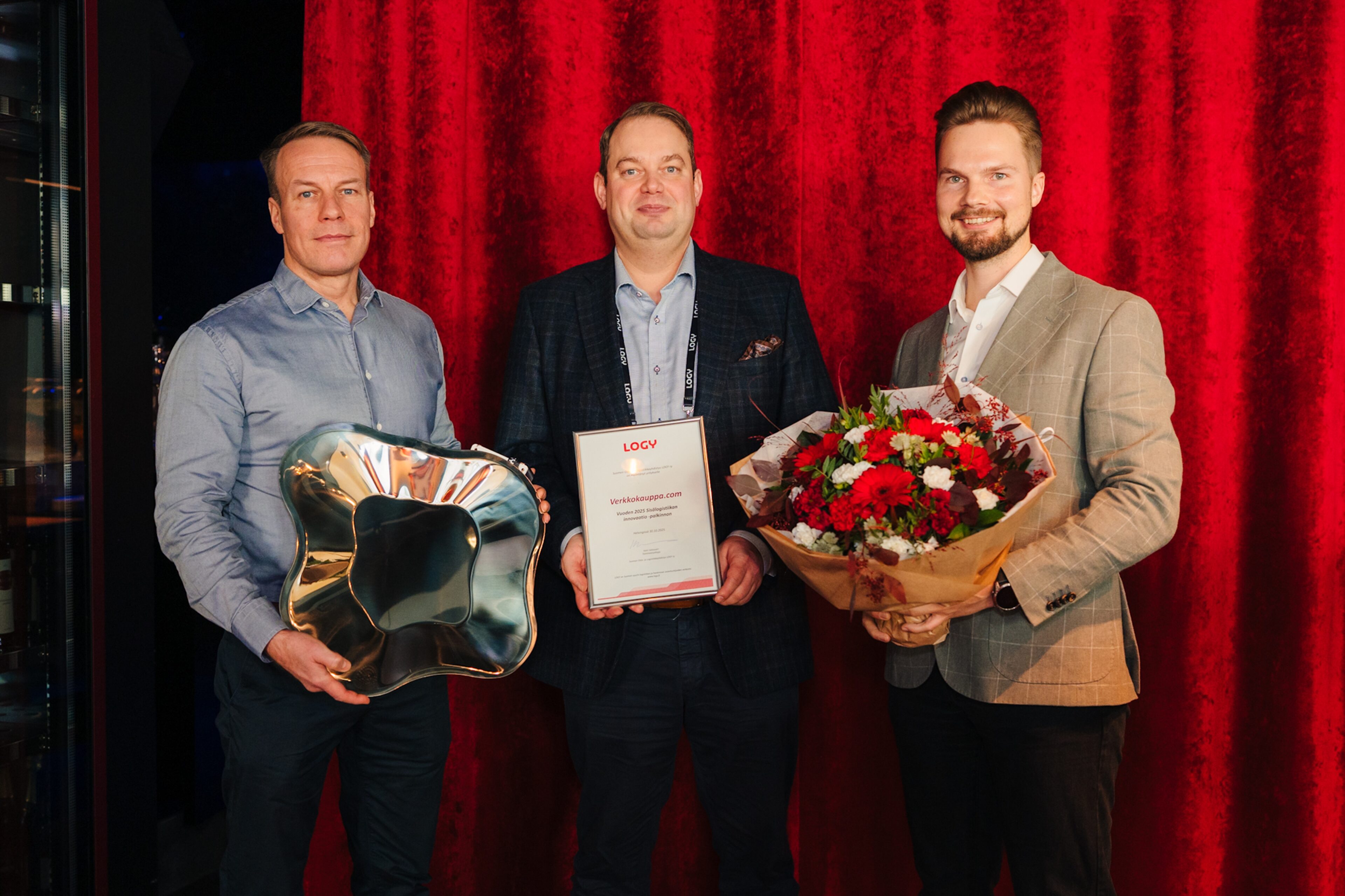 Palkintoa vastaanottamassa (vas. oikealle) Verkkokauppa.comin Head of Logistics Miika Heinonen, Head of Internal Logistics and Development Markus Myllymäki ja Director, New Markets & Services Jussi Eskelinen. Kuva: Sami Siilin.