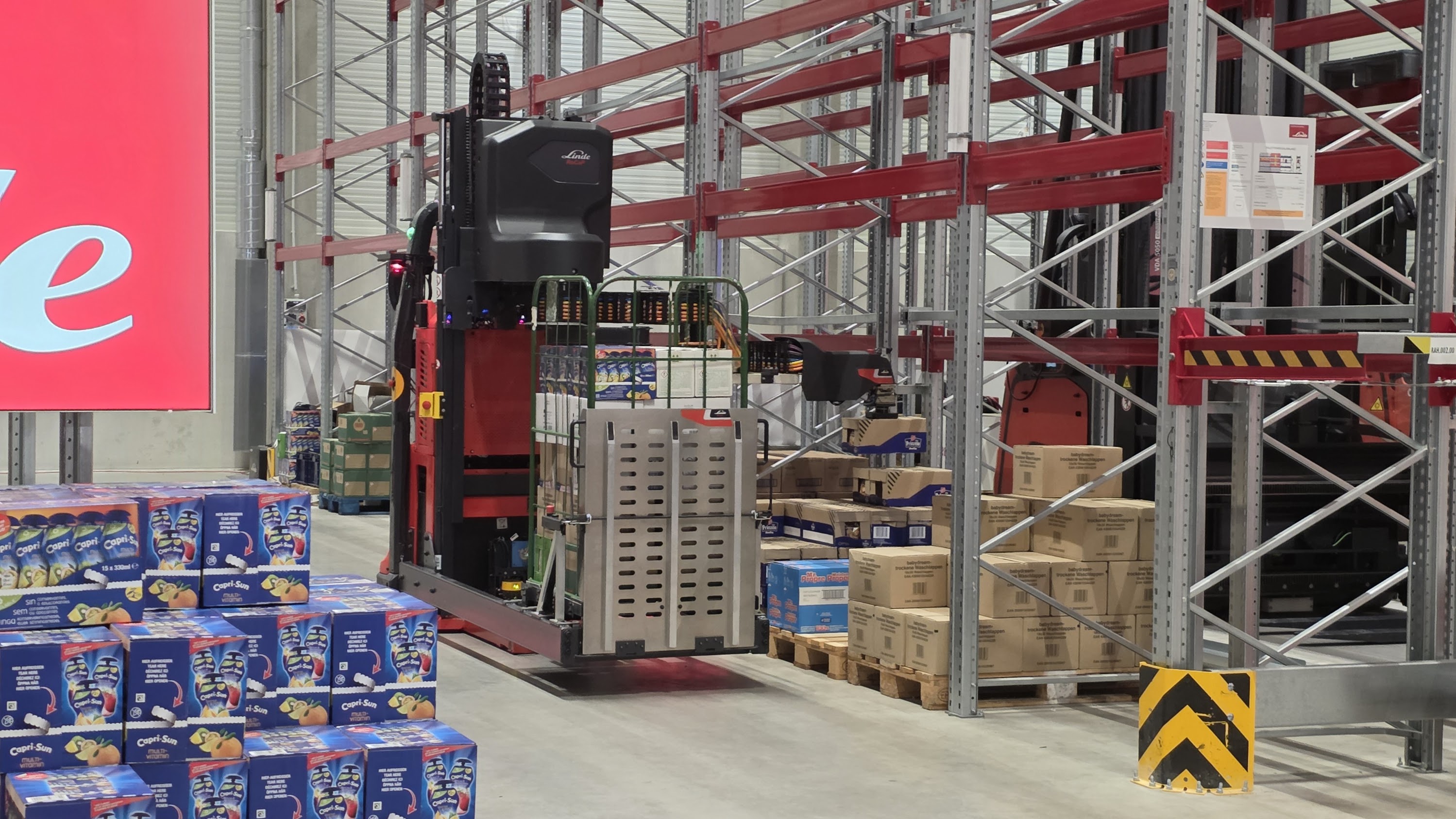 Linde Automation Summitissa esiteltiin Linde RoCaP, robotisoitu automaattitrukki, joka kykenee hoitamaan vaativatkin keräilytehtävät varastossa ilman ihmisen apua.