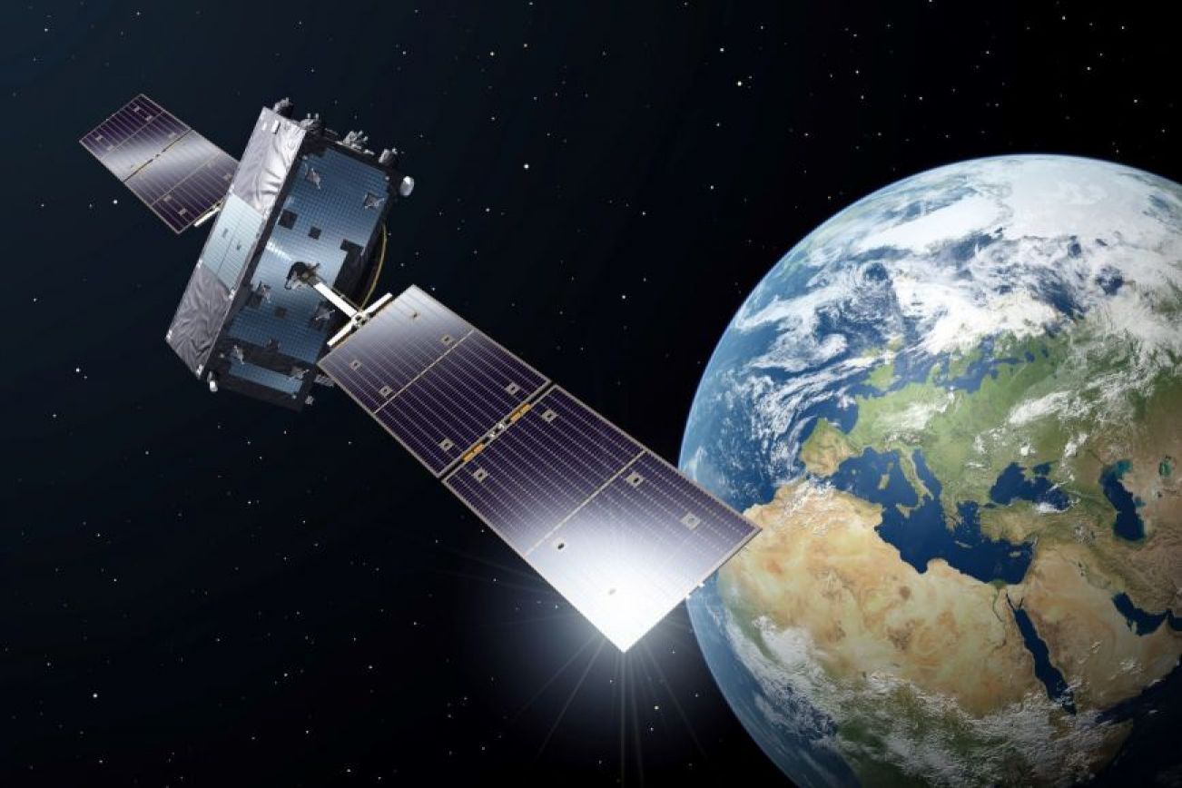 Galileo-satelliittinavigointijärjestelmään kuuluva satelliitti Maan kiertoradalla. Kuvituskuva: ESA