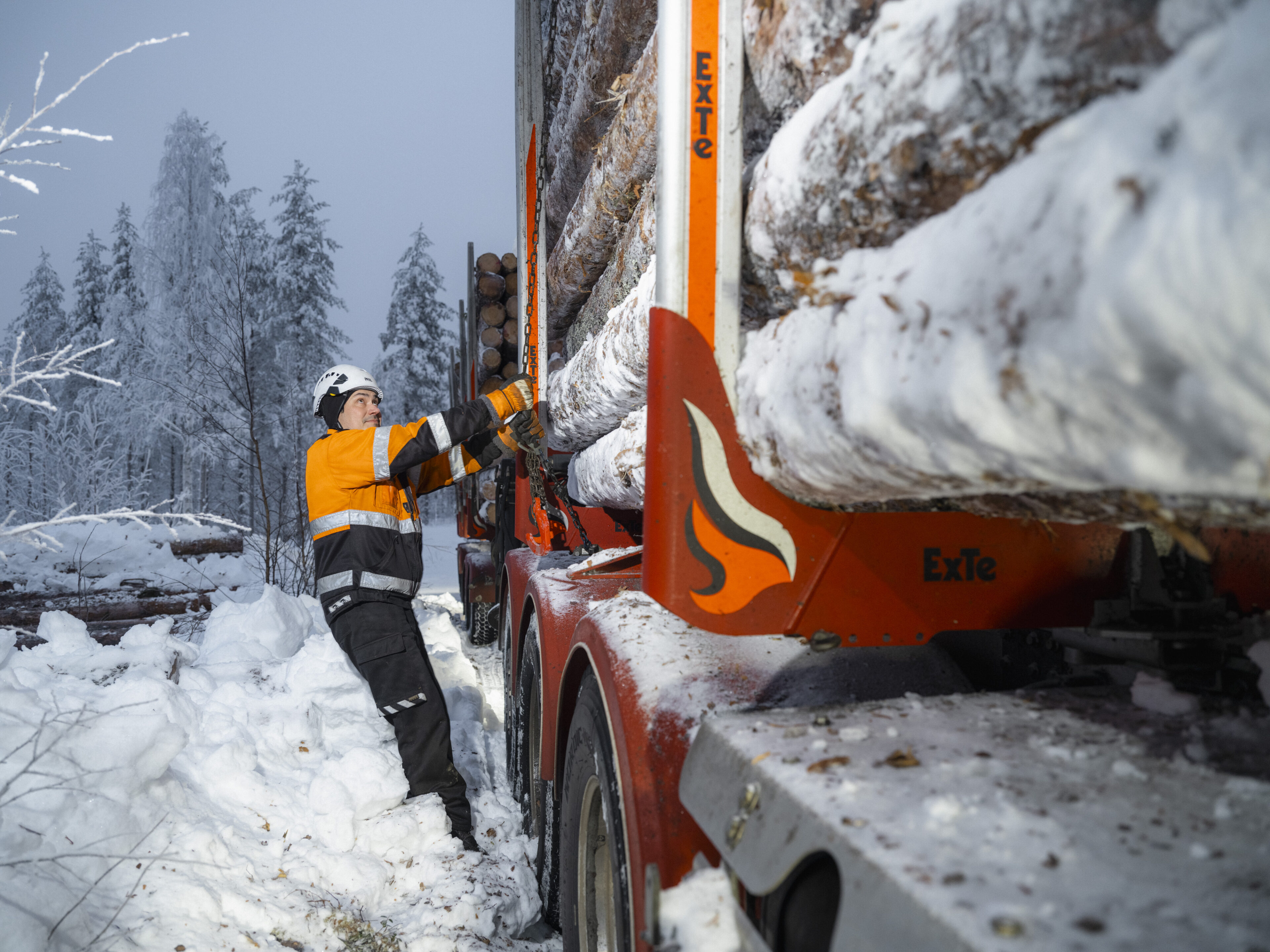 Kuljetusliike Enbuska Oy:n biokaasukuorma-auto ajaa Metsähallituksen puuta Länsi-Lapissa. Kuva: Antti J. Leinonen.