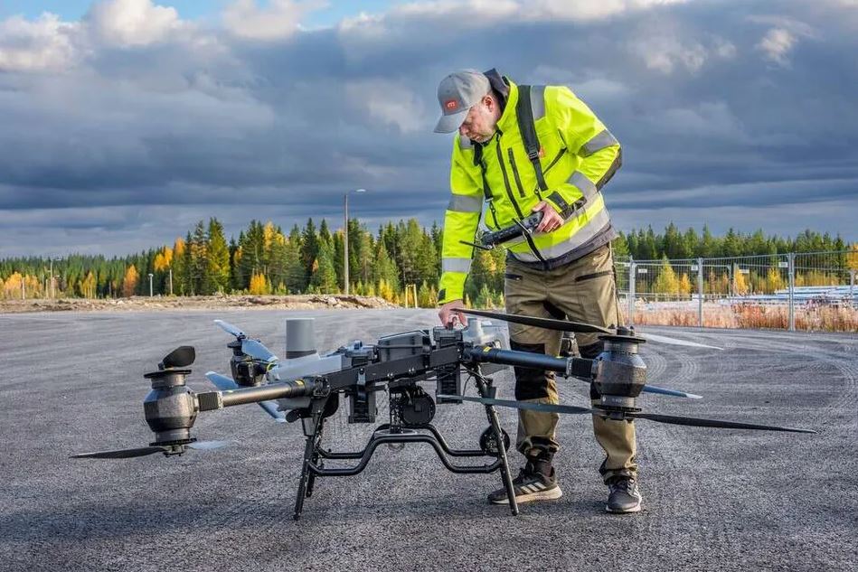 VTT:n erikoistutkija Jussi Kangasoja työskentelemässä lennokin parissa VTT:n testausalueella. Kuva: VTT.